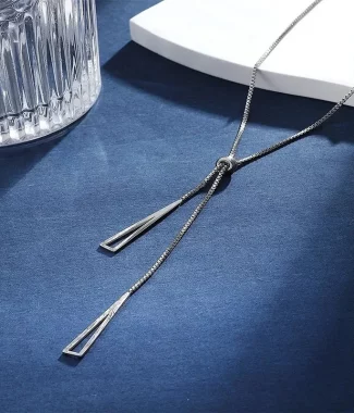 Alternative view of Collier pendentif triangle argenté style métal,